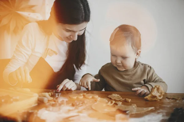 Imádnivaló Kislány Anya Együtt Készítenek Mézeskalács Sütit Koszos Asztalon Modern — Stock Fotó