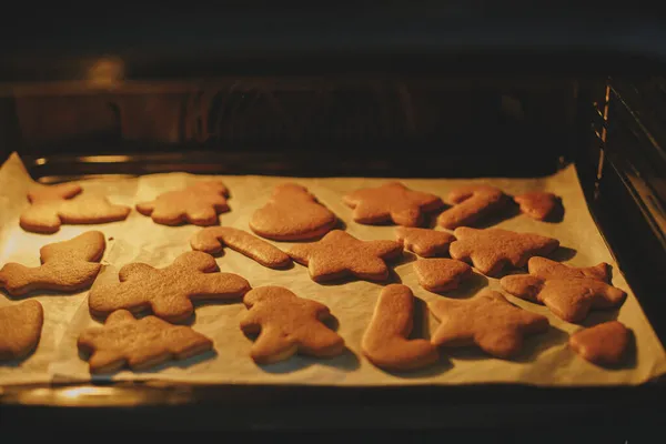 Weihnachtsplätzchen Backen Ofen Leckere Fertige Lebkuchen Auf Papier Auf Blech — Stockfoto