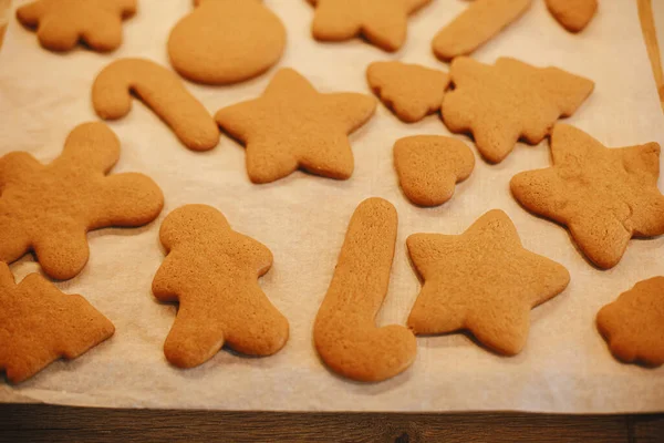 Leckere Fertige Lebkuchen Auf Papier Auf Blech Großaufnahme Weihnachtsplätzchen Backen — Stockfoto