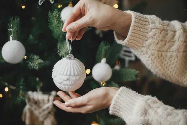 Hände Kuscheligen Pullovern Halten Moderne Weiße Christbaumkugeln Die Weihnachtsbaumbeleuchtung Frau — Stockfoto