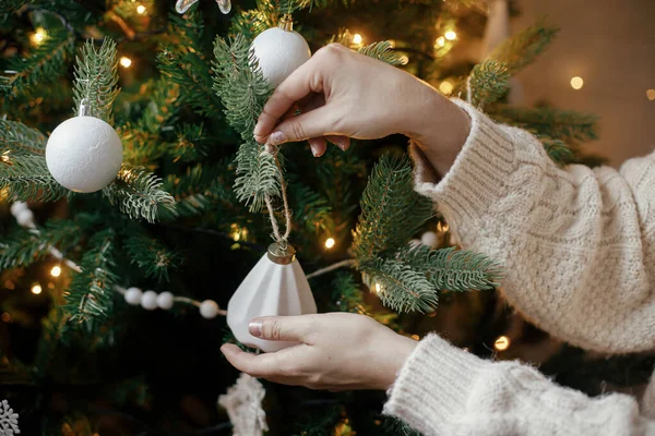 Winterurlaubsvorbereitungen Hand Hand Kuscheligen Pullover Mit Moderner Weißer Christbaumkugel Der — Stockfoto