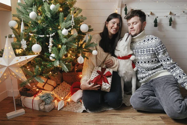 Elegante Pareja Feliz Divirtiéndose Con Lindo Perro Fondo Regalos Navidad — Foto de Stock