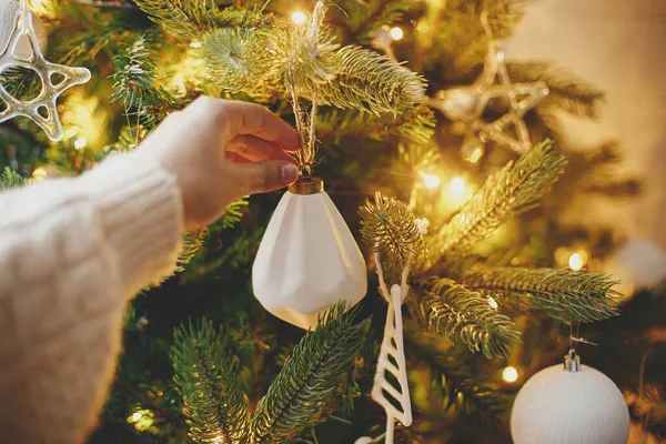 Hand Hand Kuscheligen Pullover Schmücken Weihnachtsbaum Mit Modernen Weißen Christbaumkugeln — Stockfoto