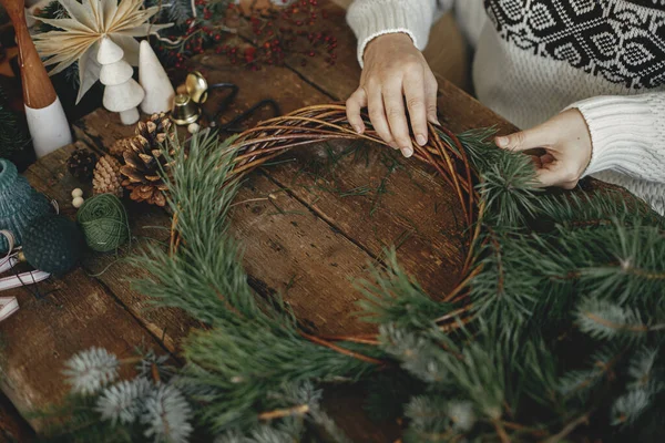 Haciendo Una Corona Navidad Mujer Suéter Acogedor Sosteniendo Ramas Pino — Foto de Stock