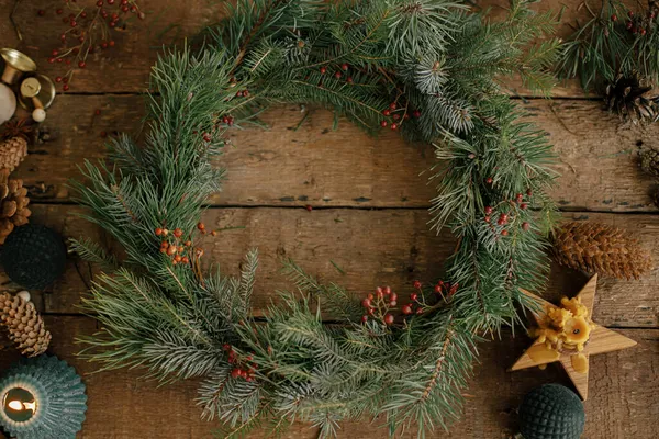 Kerst Rustieke Krans Plat Lag Stijlvolle Kerstkrans Rustieke Houten Achtergrond — Stockfoto