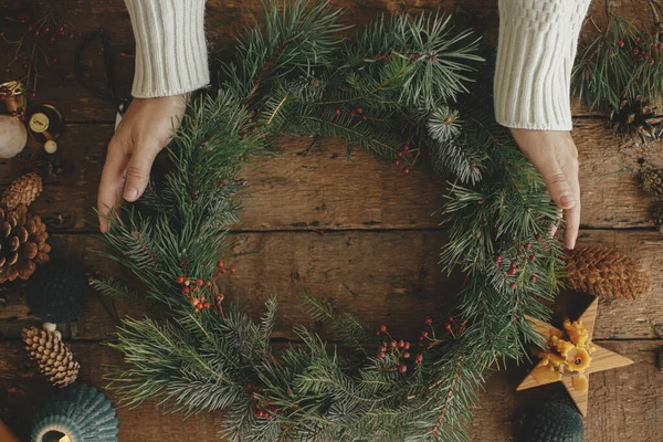 Weihnachtskranz Flach Gelegt Hände Mit Stylischem Adventskranz Auf Rustikalem Holzgrund — Stockfoto