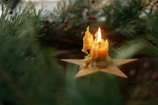 Elegante Candela Rustica Ardente Ghirlanda Natale Vecchio Sfondo Legno Avvento — Foto Stock