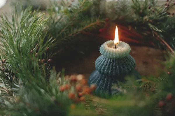 圣诞快乐 节日快乐 在老式木制背景的乡村圣诞花环中 燃烧着时尚的蜡烛 圣诞节来了闷热的大气时间 文字空间 现代圣诞树蜡烛 — 图库照片