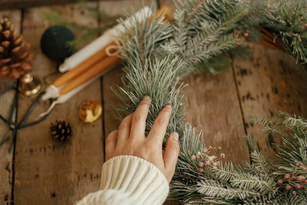 Hand Hand Mit Stylischem Weihnachtskranz Mit Tannen Und Tannenzweigen Und — Stockfoto