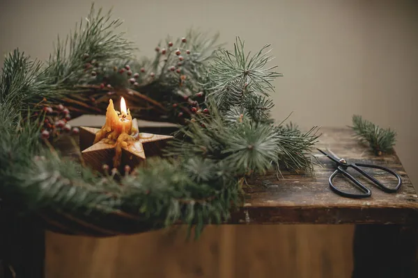 在圣诞花圈里放着时尚的星形蜡烛 有云杉枝条和浆果 背景质朴而木质 圣诞快乐 圣诞节来了乡村度假 大气形象 — 图库照片