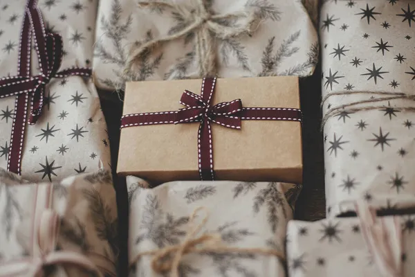 Κομψά Ρουστίκ Χριστουγεννιάτικα Δώρα Κορδέλες Από Κοντά Xmas Παρουσιάζει Τυλιγμένο — Φωτογραφία Αρχείου