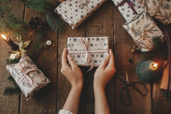 Navidad Rústico Piso Laico Manos Sosteniendo Elegante Regalo Navidad Envuelto —  Fotos de Stock