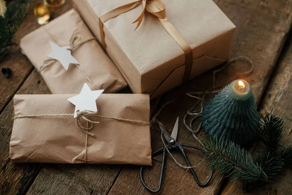 Elegantes Regalos Navidad Envueltos Papel Artesanal Vela Tijeras Ramas Abeto — Foto de Stock