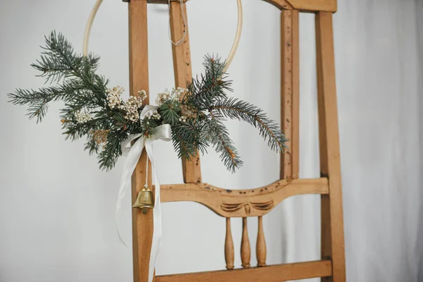 Veselé Vánoce Moderní Vánoční Věnec Zvonkem Zavěšeným Rustikální Dřevěné Židli — Stock fotografie