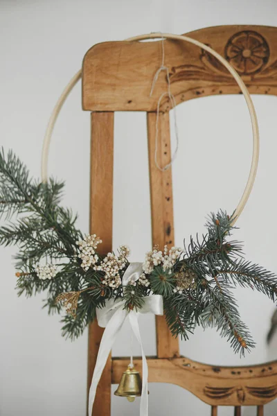 Frohe Weihnachten Moderner Adventskranz Mit Glocke Hängt Auf Rustikalem Holzstuhl — Stockfoto