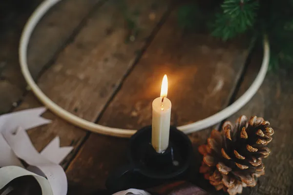 Elegante Candela Ardente Pigna Sfondo Rami Abete Nastri Cerchio Legno — Foto Stock