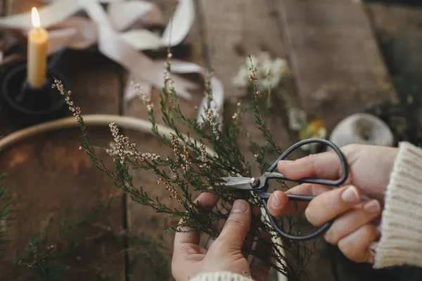 Rendere Elegante Ghirlanda Natale Minimalista Mani Ramo Taglio Con Forbici — Foto Stock