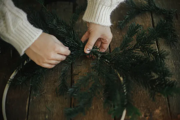 Hände Basteln Einen Modernen Weihnachtskranz Mit Tannenzweigen Auf Einem Rustikalen — Stockfoto