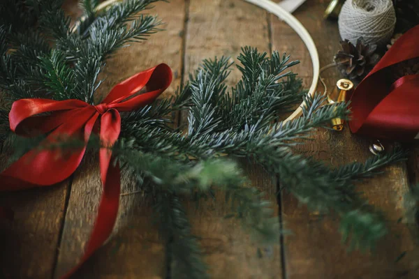 Moderner Adventskranz Mit Tannenzweigen Und Roter Schleife Auf Rustikalem Holztisch — Stockfoto