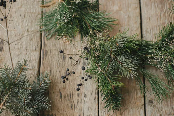 Сучасний Різдвяний Вінок Ялиновими Гілками Травами Ягодами Сільському Дереві Веселого — стокове фото