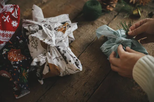 Cero Residuos Regalos Ecológicos Regalo Navidad Furoshiki Manos Envolviendo Regalo —  Fotos de Stock