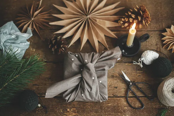 Presente Natal Rústico Flat Lay Presente Natal Elegante Envolto Tecido — Fotografia de Stock