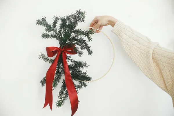 Hand Cozy Sweater Holding Modern Christmas Wreath White Wall Background — Stock Photo, Image