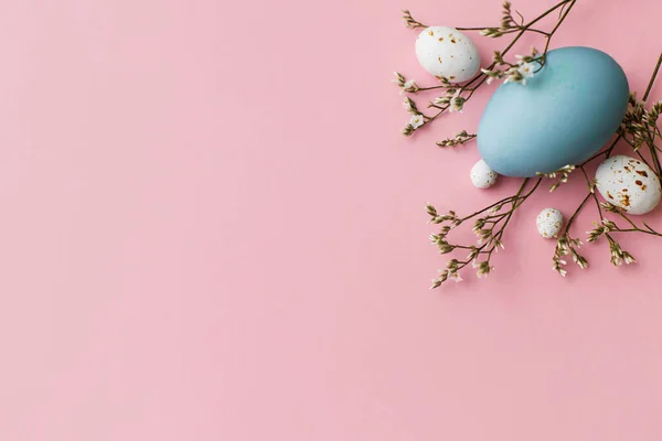 부활절 꽃꽂이는 원문을 분홍색 놓여졌다 현대의 해오라기알 분홍색 인사말 — 스톡 사진