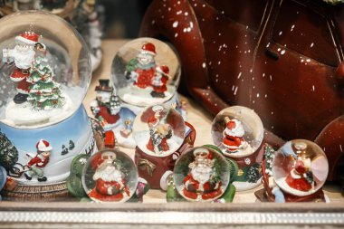 Vitrindeki kar küreleri çok şık. Kış tatilleri için Avrupa şehir caddesinde Noel şenlikli sokak dekorasyonu. Sihirli küçük Noel sahnesi, tatil kış panayırı. Mutlu Noeller.!