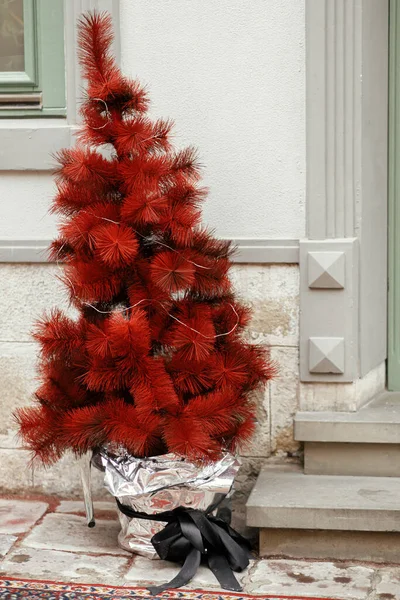 Σύγχρονο Κόκκινο Χριστουγεννιάτικο Δέντρο Στο Κτίριο Μπροστά Από Την Είσοδο — Φωτογραφία Αρχείου