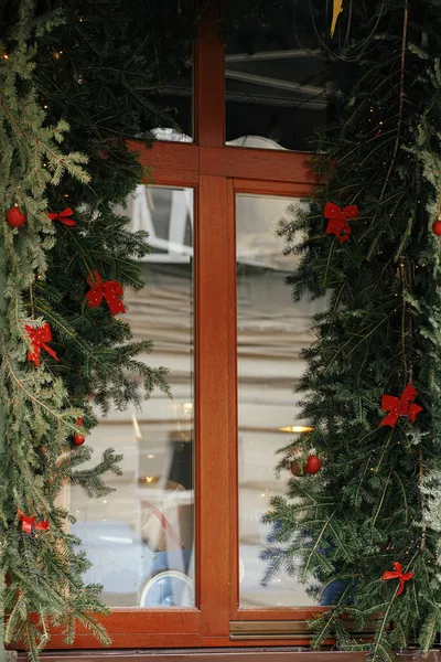 Stylische Weihnachtliche Fichtenzweige Mit Roter Schleife Schmücken Die Schaufenster Von — Stockfoto