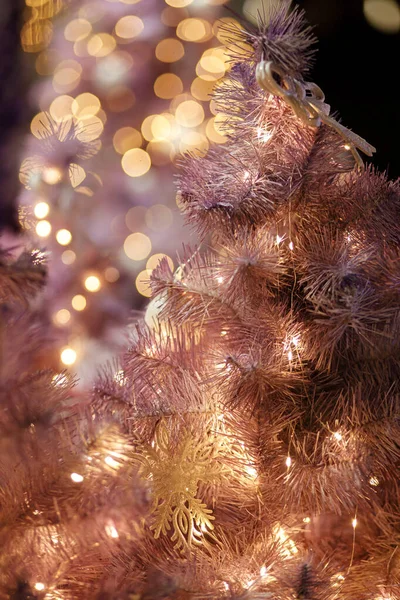 Eleganti Alberi Natale Viola Moderni Luci Dorate Illuminazione Decorazione Fiabesca — Foto Stock