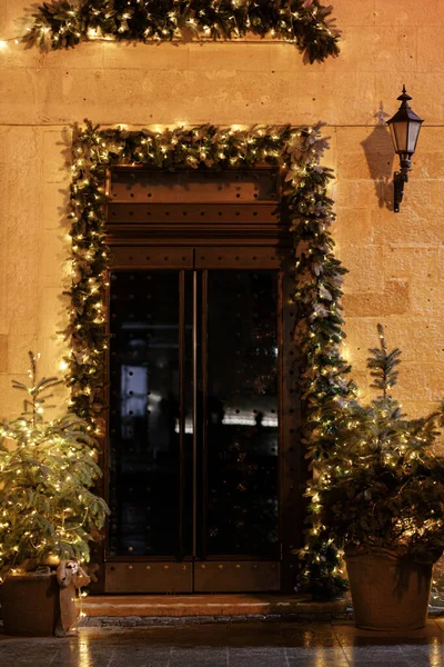 Κομψό Χριστουγεννιάτικο Έλατο Κλαδιά Και Δέντρα Χρυσά Φώτα Φωτισμού Στην — Φωτογραφία Αρχείου