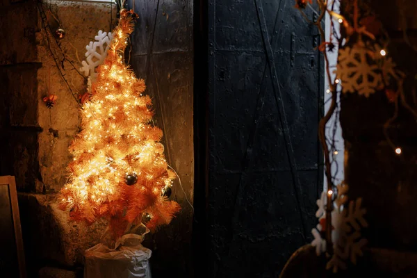 Şık Sarı Noel Ağacı Işıklarda Akşamları Eski Kapılarda Mesaj Için — Stok fotoğraf