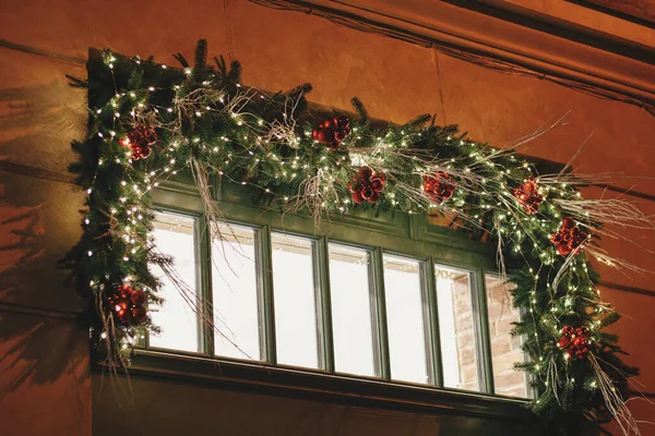 Стильні Різдвяні Ялинкові Гілки Прикрасами Освітленні Вогнів Будівлі Вікна Або — стокове фото