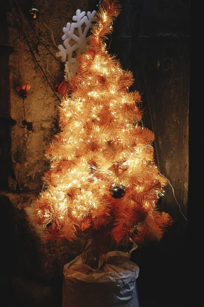 Стильная Желтая Рождественская Елка Светильниках Светится Вечером Старых Дверей Атмосферное — стоковое фото