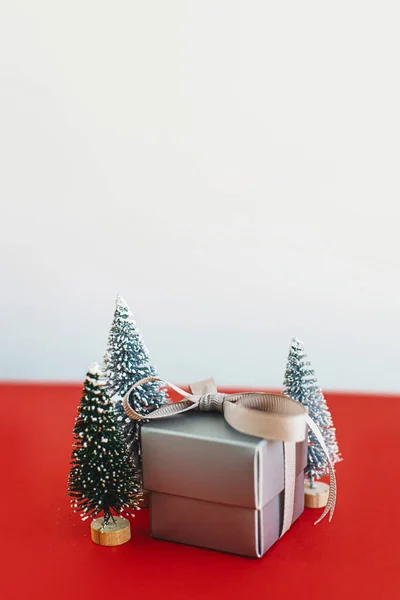 Καλά Χριστούγεννα Και Καλή Χρονιά Κομψά Χριστουγεννιάτικα Δέντρα Και Κουτί — Φωτογραφία Αρχείου