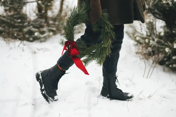 Winter Holidays Countryside Stylish Woman Christmas Wreath Winter Park Young — Stock Photo, Image