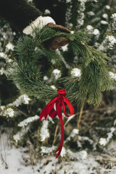 Stilvolle Frau Mit Adventskranz Winterpark Junges Weibchen Kuscheligen Fäustlingen Und — Stockfoto