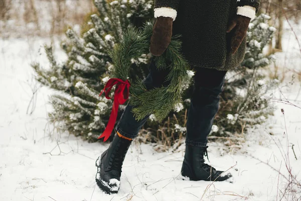 Stílusos Karácsonyi Koszorúval Winter Parkban Fiatal Kényelmes Kesztyű Kabát Tartja — Stock Fotó