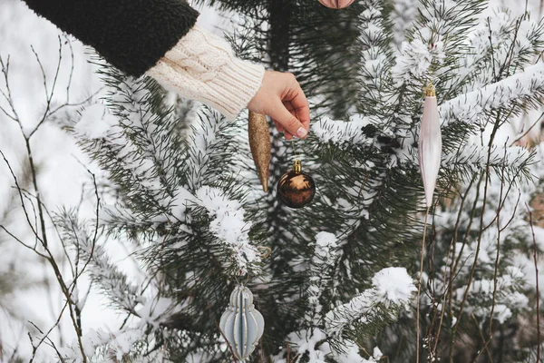 Hand Dekorieren Tannenzweige Mit Modernen Kugeln Weihnachtsbaum Schnee Freien Schmücken — Stockfoto