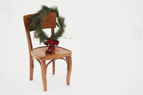 Vánoční Věnec Rustikálním Křesle Zasněženém Zimním Poli Veselé Vánoce Zimní — Stock fotografie
