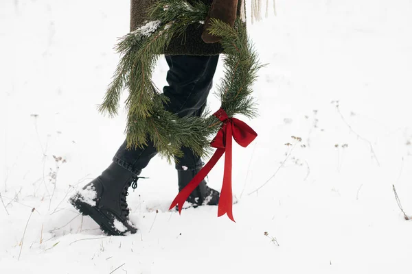 Stylová Žena Vánočním Věncem Zimním Parku Mladá Fena Útulných Rukavicích — Stock fotografie