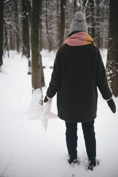 Mulher Hipster Elegante Com Grande Estrela Natal Branco Andando Bosques — Fotografia de Stock