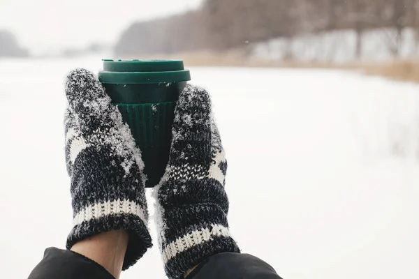 Plastik Bardakta Sıcak Içecek Elleri Rahat Eldivenlerle Kışın Kar Gölünün — Stok fotoğraf
