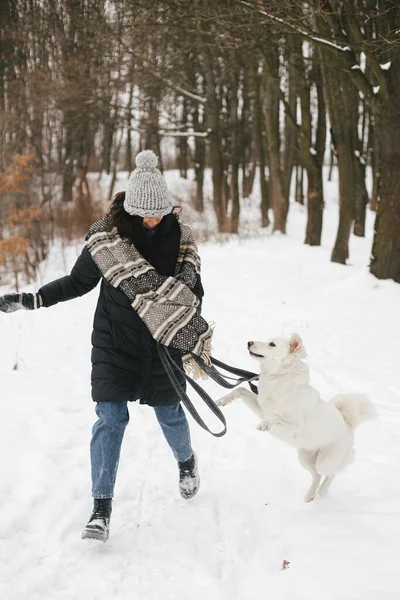 Стильная Хипстерша Бегает Милой Собакой Снежном Зимнем Парке Пешие Прогулки — стоковое фото