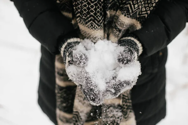 Mãos Luvas Malha Que Mantêm Neve Fundo Parque Inverno Perto — Fotografia de Stock