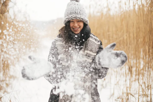 Stylová Šťastná Žena Házení Sněhu Pletených Rukavicích Pozadí Zimního Parku — Stock fotografie