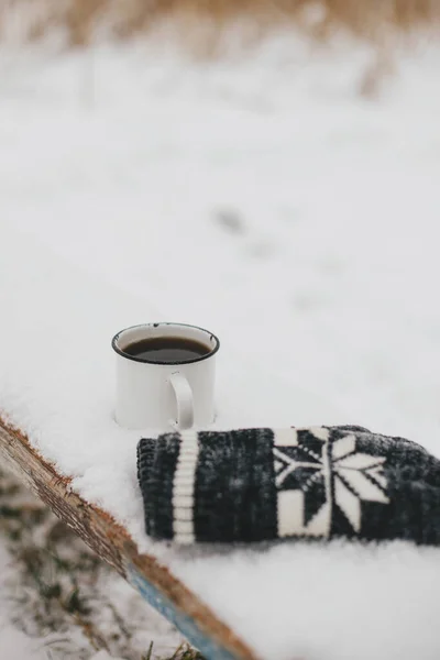 Warme Tasse Tee Und Kuschelige Strickhandschuhe Schnee Auf Einer Holzbank — Stockfoto