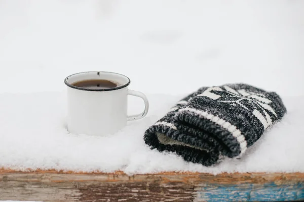 Warme Tasse Tee Und Gemütliche Strickhandschuhe Schnee Auf Einer Holzbank — Stockfoto